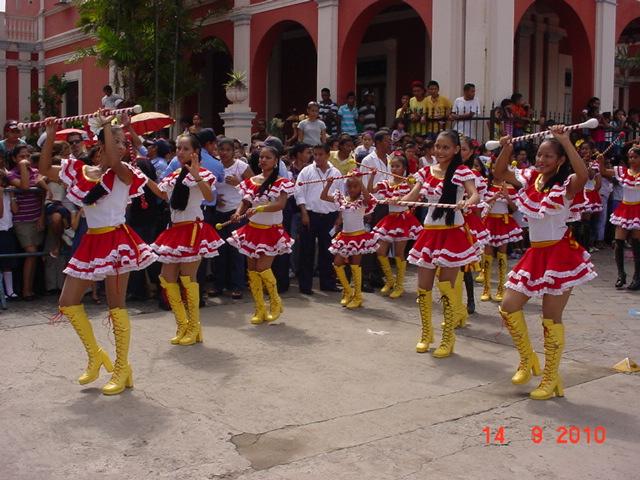 Estas ninas, dan colorido a la celebracion de la Patria